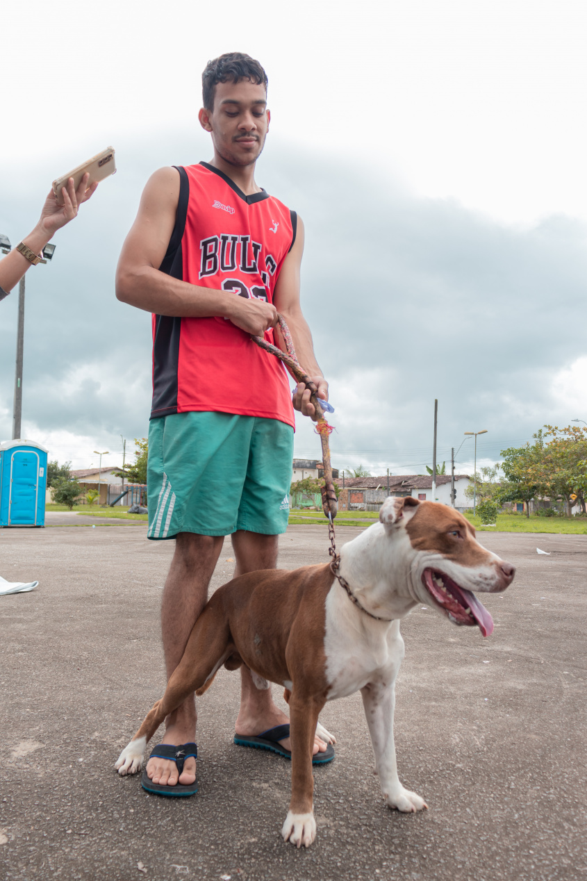 João Milton levou o cão Bethoven para fazer atendimento clínico. Foto: Victor Vercant/Ascom SMS