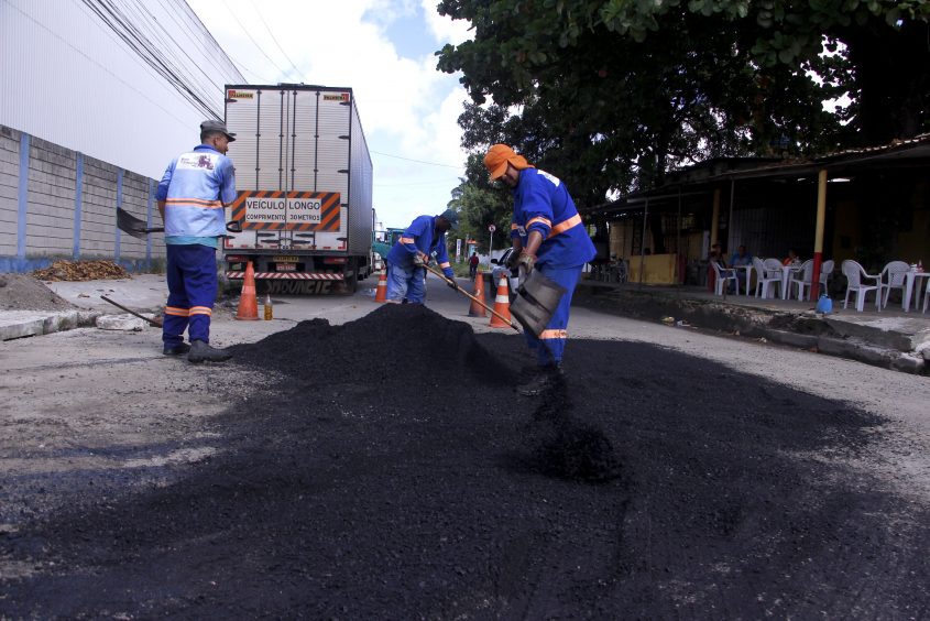 Distrito Industrial recebendo asfalto. Foto: Wilma Andrade/Ascom Seminfra