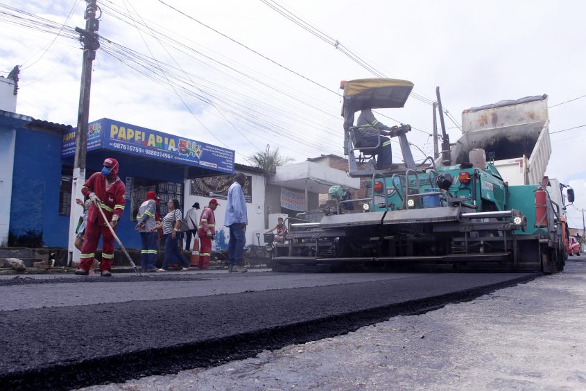 Máquina trabalhando na colocação do asfalto. Foto: Wilma Andrade/Ascom Seminfra