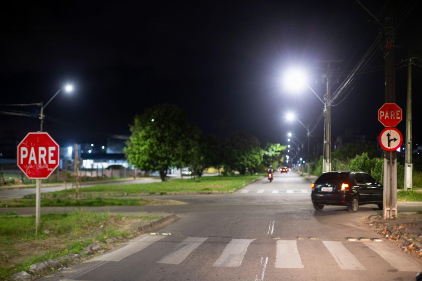 Rua do Alameda Pajuçara ganhou novos posteamentos. Foto: Alisson Frazão/Secom Maceió