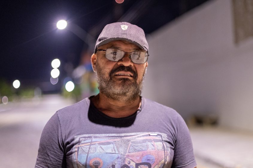 Miguel da Silva é morador do loteamento há 14 anos e comemorou a nova iluminação. Foto: Itawi Albuquerque / Secom Maceió
