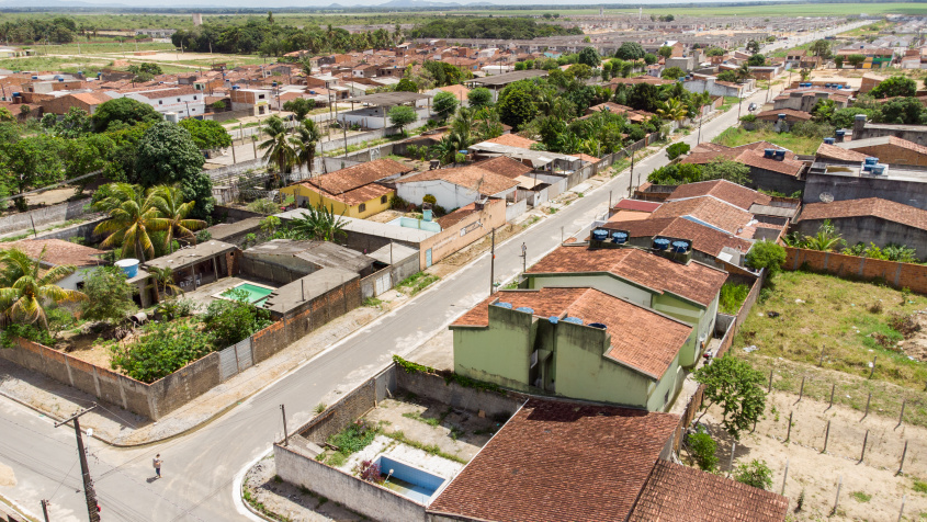Rua Júlio Ferreira de Melo, no Cidade Universitária, recebeu investimentos da Prefeitura de Maceió. Foto: Júnior Bertoldo / Ascom Seminfra