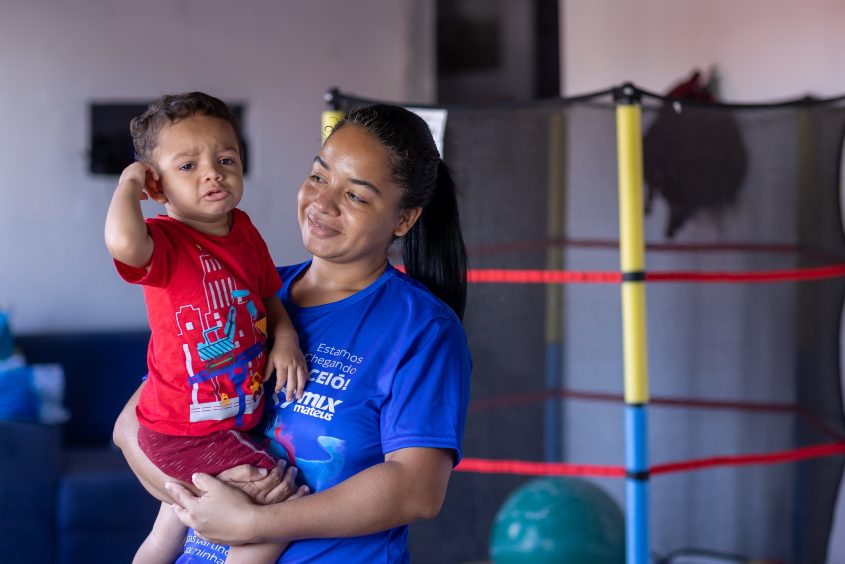 Juliana acredita que agora vai poder construir uma vida melhor para o pequeno Dominique, de 2 anos (Foto: Itawi Albuqueque/Secom Maceió)