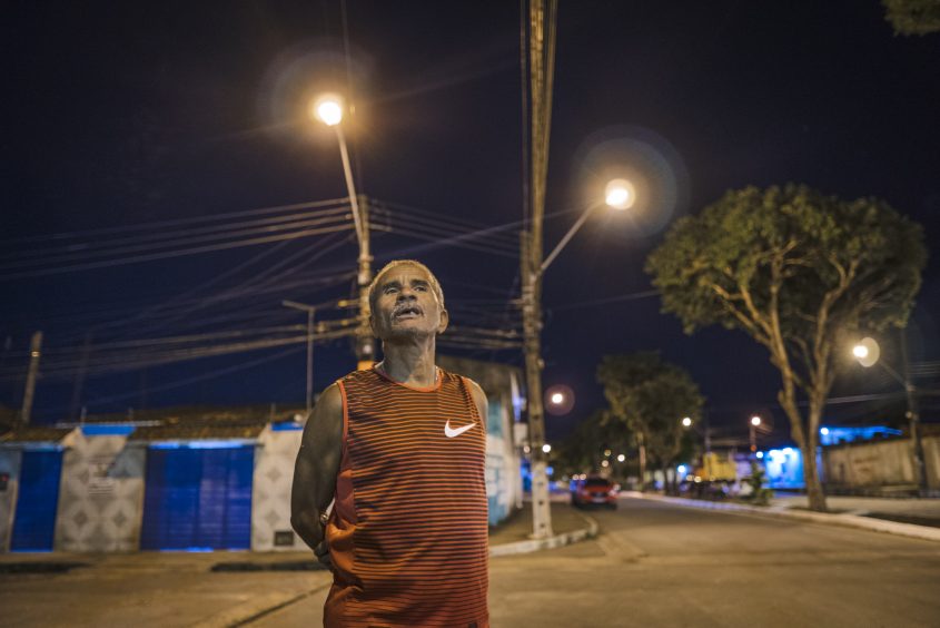 O aposentado Gerson Cândido gosta de ficar convesando na praça à noite e aprovou iluminação. Foto: Matheus Alves/Ascom Sima