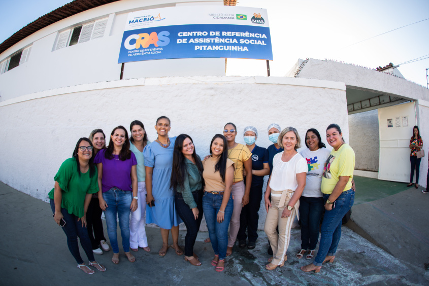 Gal com a equipe do Cras Pitanguinha. Foto: Secom Maceió