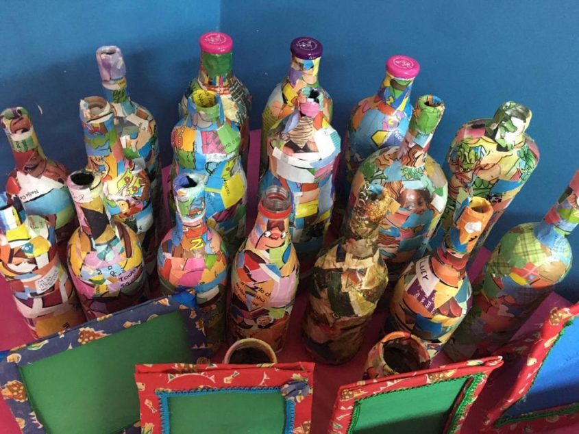 Grupo confeccionou garrafas pet ornamentadas, porta retratos e outros utensílios, usando material reciclável. Foto: Cras Cacilda Sampaio