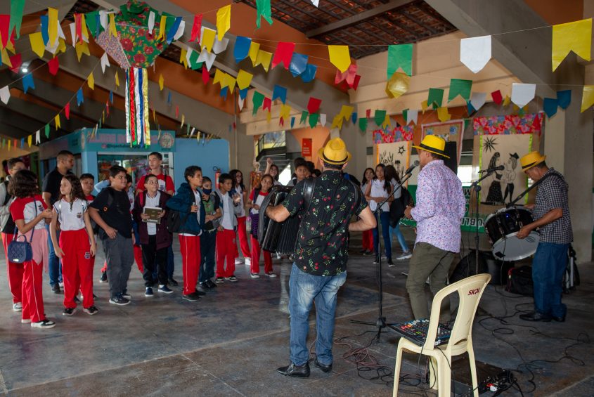 Crianças aproveitaram pra dançar forró ao som do Trio Gogó da Ema no Mercado do Artesanato (Foto: Juliete Santos/Secom Maceió)