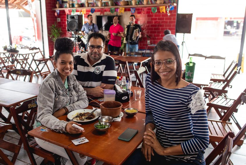 Família da Carla almoçou ao som do trio Três no Xote e estão animados pelo São João de Maceió (Foto: Juliete Santos/Secom Maceió)
