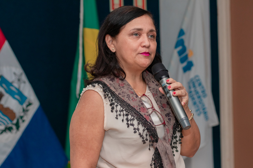 Coordenadora da Atenção Primária de Maceió, Ednalva Araújo, explica que amamentar o bebê reduz a mortalidade infantil. Foto: Victor Vercant/Ascom SMS