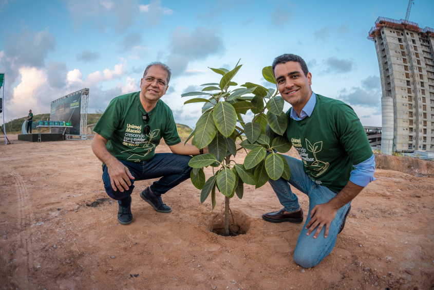 Daniel Macedo Veras, presidente da Unimed em Alagoas e o prefeito JHC, plantaram a árvore fundamental do novo empreendimento. Foto: Itawi Albuquerque / Secom Maceió