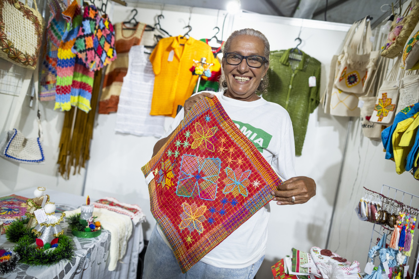 Ivanilda Barros participa há 12 anos da feira itinerante. Foto: Allison Frazão/ Secom Maceió