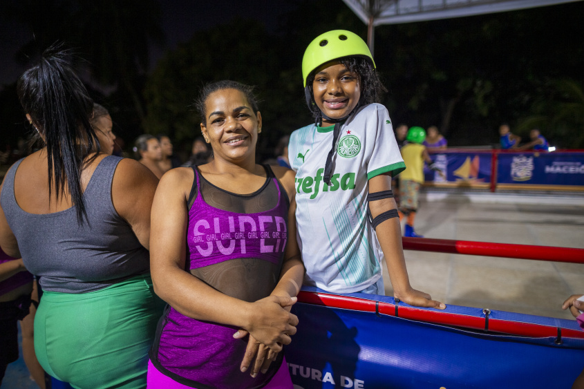 Juliana dos Santos e a filha Maria Isabella na pista de patinação do Vergel. Foto: Alisson Frazão/ Secom Maceió