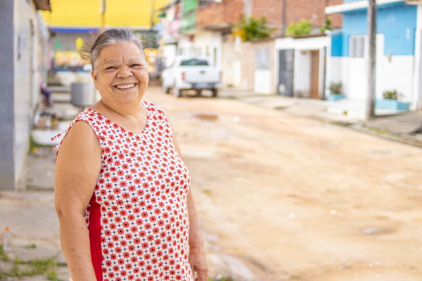 Moradora diz que vida dos moradores vai melhorar com a pavimentação. Foto: Júnior Bertoldo/Secom Maceió