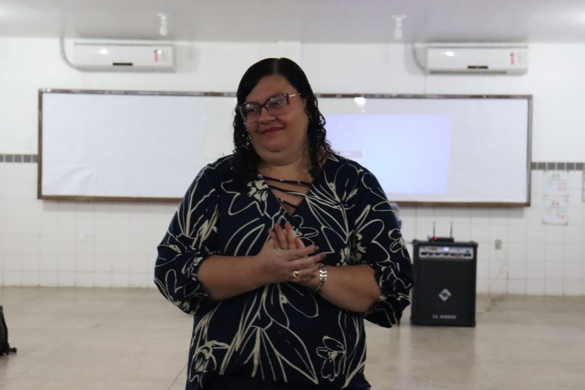 Assistente social e servidora da SMS, Cássia Carvalho, realizou a oficina nesta quarta-feira (11). Foto: Jamerson Soares (estagiário)/Ascom Semed