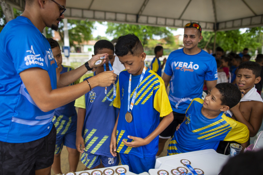 Crianças do projeto social futebol Bom Sucesso recebem medalhas de participação. Foto: Alisson Frazão/ Secom Maceió