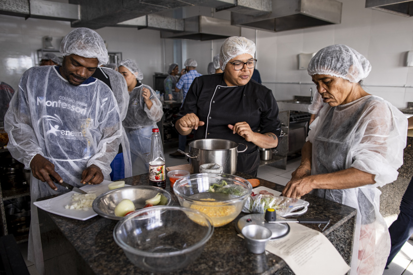 Professora Bárbara Moraes ensinou a receita aos novos alunos. Foto: Alisson Frazão/ Secom Maceió Professora Bárbara Moraes ensinou a receita aos novos alunos. Foto: Alisson Frazão/ Secom Maceió