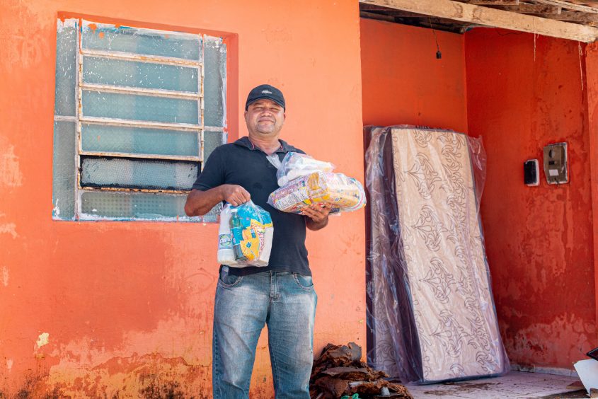 O morador Everaldo Araújo agradeceu e disse que a ajuda foi muito bem-vinda neste momento. Foto: Célio Junior/Secom