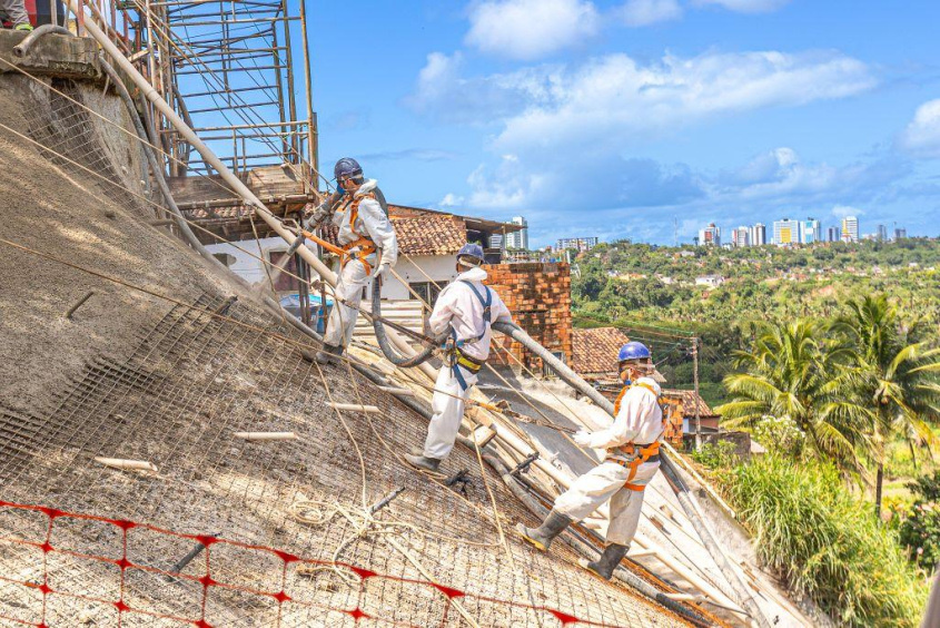 Obras de contenção em encostas garantem segurança à população. Foto: Itawi Albuquerque/Secom Maceió