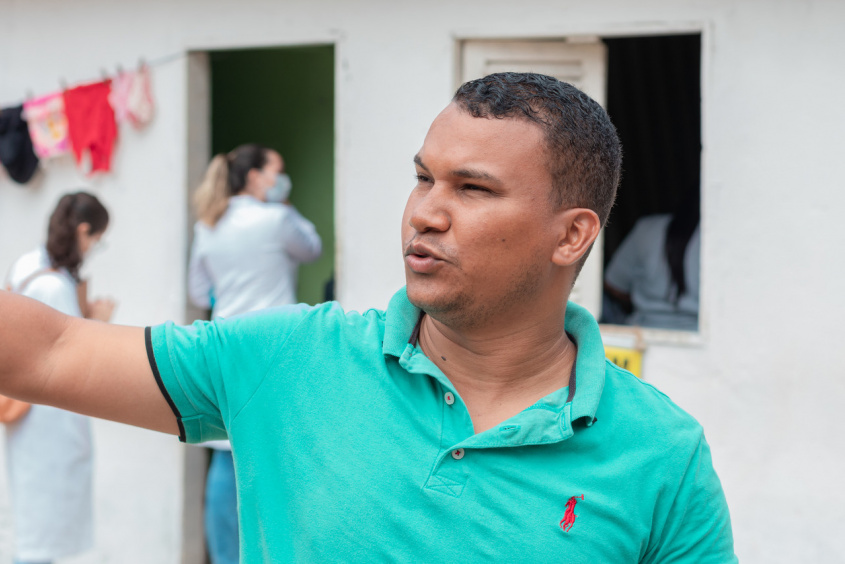 Morador do Vale do Reginaldo, Eric Johnson Ferreira, aprova ação da Prefeitura de Maceió. Foto: Victor Vercant/Ascom SMS