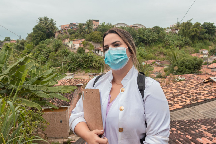 Enfermeira responsável pela equipe do Saúde nas Grotas, Izabelle Acioly, coordena atendimento. Foto: Victor Vercant/SMS