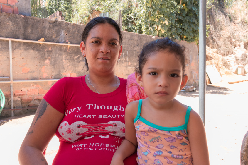 Dona de casa Joselane Silva e sua filha Rayane. Foto: Victor Vercant/Ascom SMS