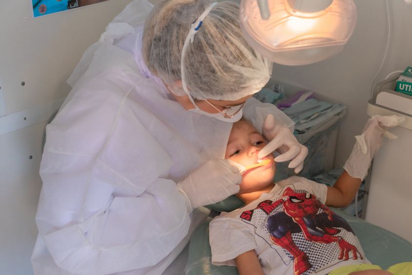 Adrian, 5 anos, tranquilo em sua primeira consulta odontológica. Foto: Victor Vercant/Ascom SMS