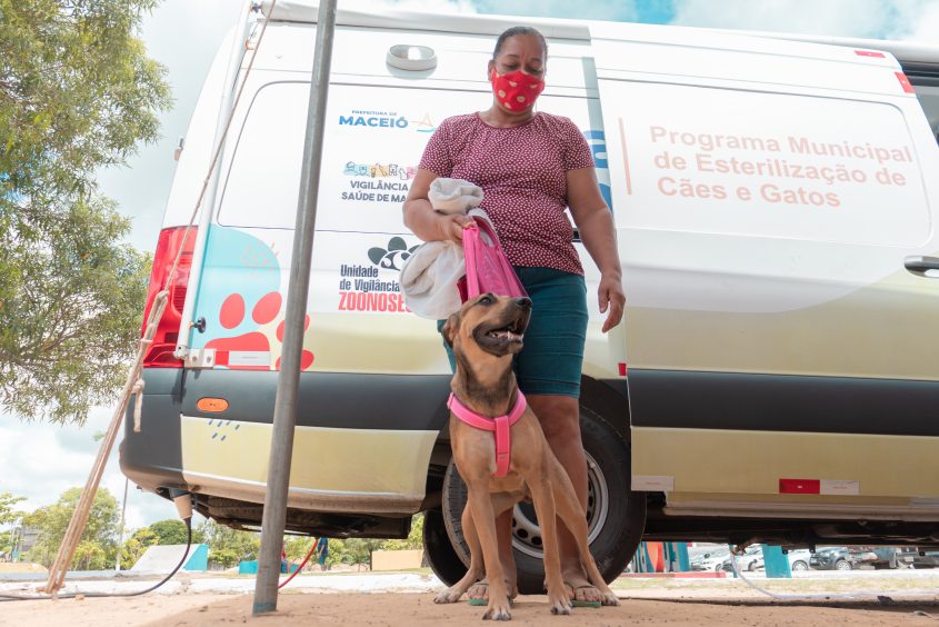 Cláudia Silvestre levou a cadela Pérola para fazer a castração e aprovou a iniciativa da Prefeitura. Foto: Victor Vercant/Ascom SMS
