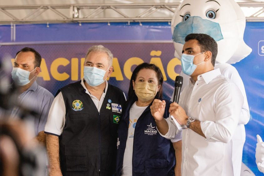 Prefeito JHC faz anúncio do Programa Remédio em Casa. Foto: Edvan Ferreira/Secom Maceió