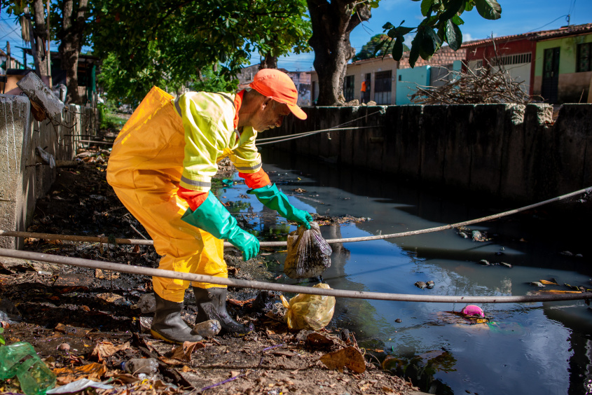 Hábito da população de descartar lixo às margens dos canais causa as obstruições que levam aos alagmentos durante as chuvas. Foto: Juliete Santos/Secom Maceió