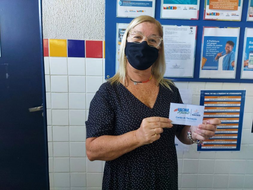 Maria da Penha, técnica em Recursos Humanos, tomou as vacinas contra a influenza e a covid-19. Foto: Luiz Felipe Pimentel (estagiário)/Ascom Semas