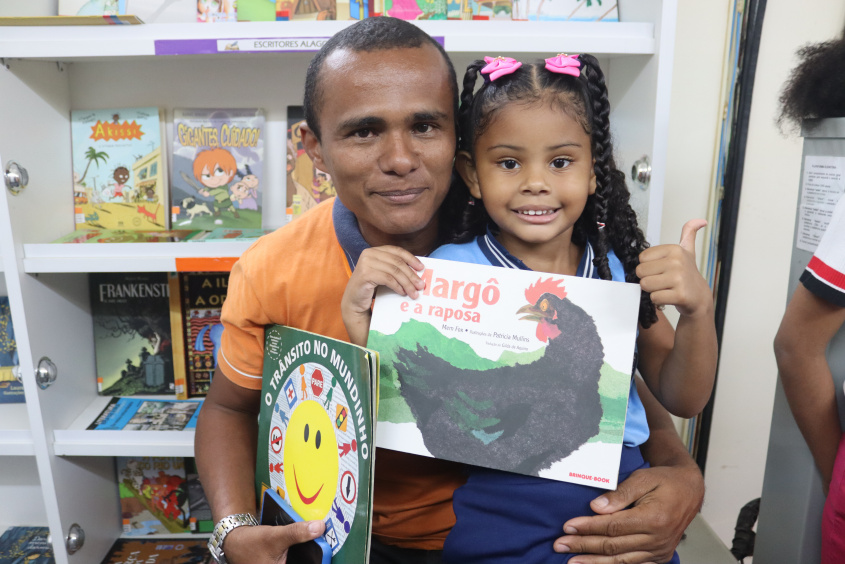 Valmir da Silva e sua filha Luane Gabriely, de 4 anos. Foto: Jamerson Soares (estagiário)/Ascom Semed