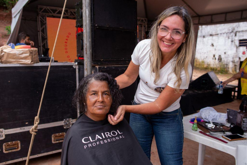 Cabeleireira e psicóloga, Cleide Lins, contribuiu com o resgate da autoestima de mulheres. Foto: Juliete Santos / Secom Maceió