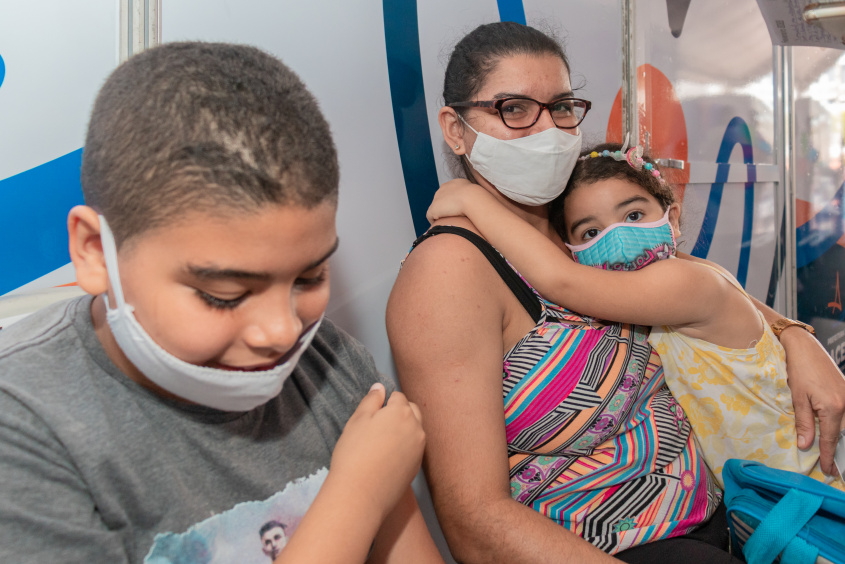 Ana Cláudia e seus filhos, Cristiano Araújo e Ana Clara, também foram atendidos pelo Programa. Foto: Victor Vercant/Ascom SMS