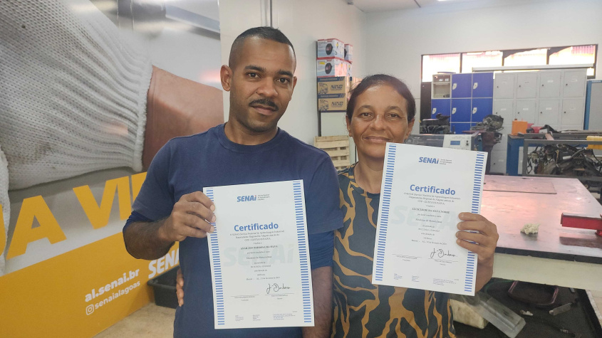 Lucicleide da Silva o filho Anailton da Silva se formaram juntos na turma de mecânicos de motos. Foto: Ascom Semdes