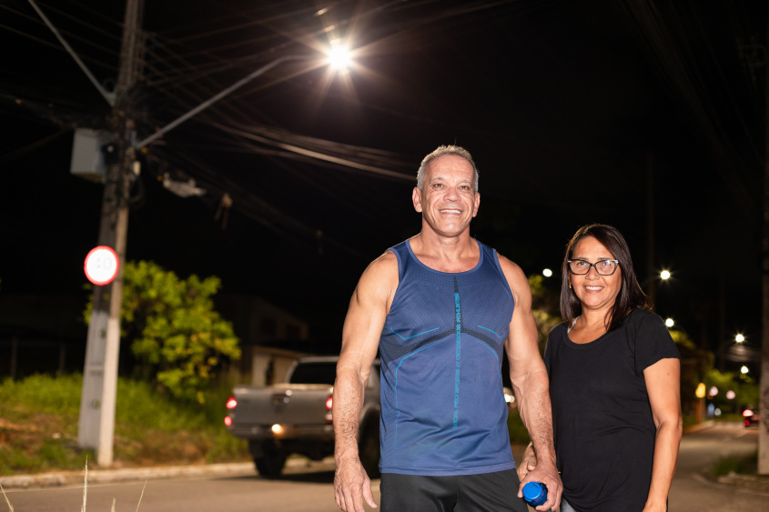 Ricardo e Ana Lúcia realizam atividades noturnas sob a luz dos novos LEDs. Foto: Victor Vercant/ Secom Maceió