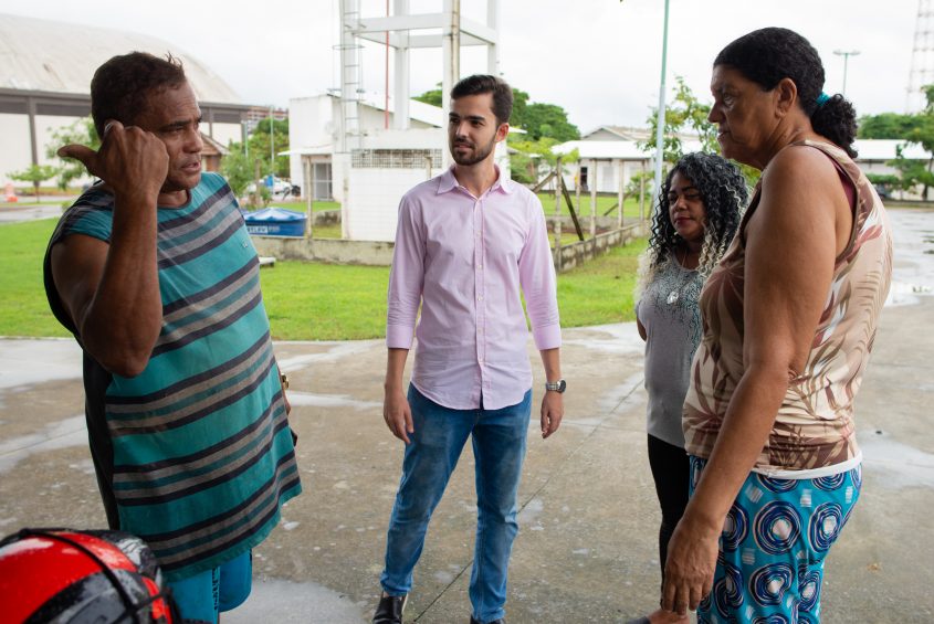 Secretário Maurício Filho conversou com pescadores do Centro Pesqueiro (Foto: Juliete Santos/Secom Maceió)