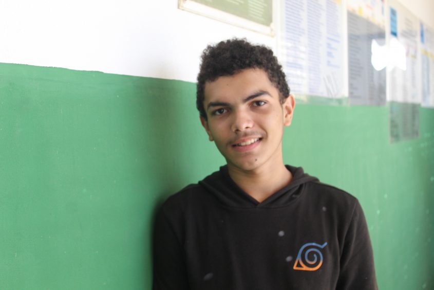 Vitor Gabriel 17 anos é aluno de inglês. Foto: Arthur Vieira (estagiário)/Ascom Semed