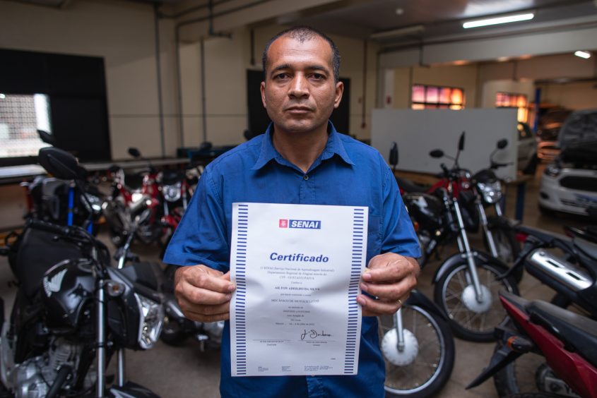 Ailton da Silva aluno do curso de mecânico de motocicletas recebeu também seu certificado.Foto: Alysson Frazão/Secom Maceió