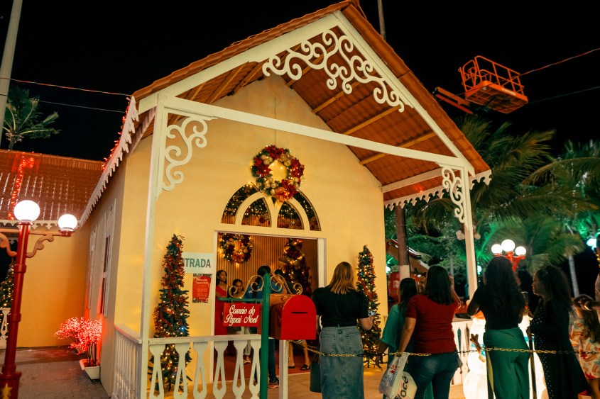 Com três ambientes, Casa do Papai Noel também pode ser acessada pelos visitantes. Foto: Josivaldo Lima/Ascom Ilumina
