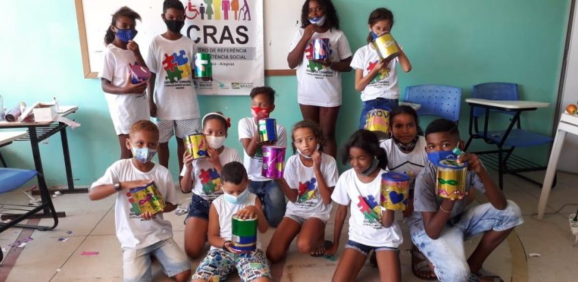 Grupo de crianças participou de oficina para montagem de instrumentos recicláveis. Foto: Cras Área Lagunar.