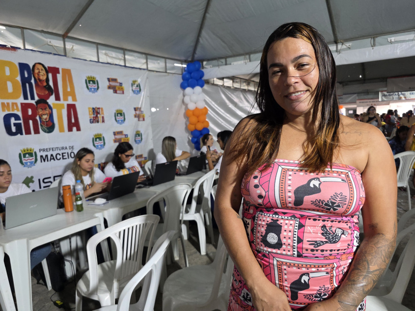 Andressa Maria produz laços e também fez a inscrição no Banco da Mulher. Foto: Beto Macário/ Secom Maceió