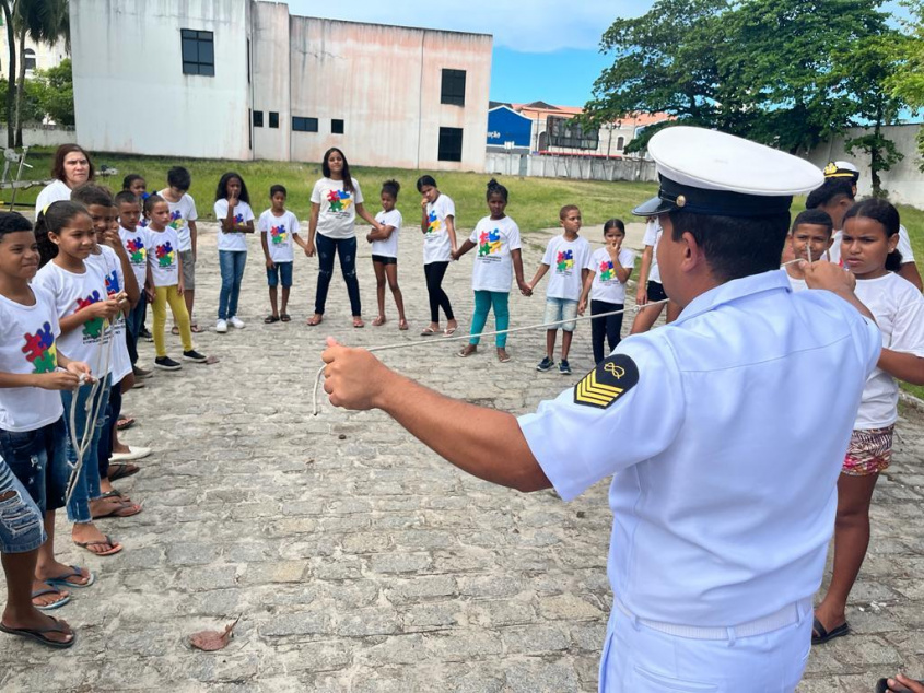 Marinheiros recepcionaram e interagiram com as crianças. Foto: cortesia