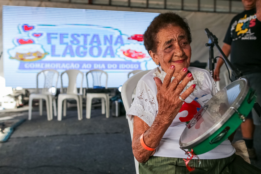 Dona Biu do pandeiro, tocou e cantou para os idosos.Foto: Alisson Frazão/Secom Maceió