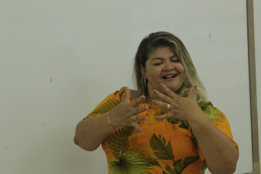 Desejo de um mundo bilíngue faz com que Fátima inclua Libras em sua metodologia de ensino. Foto: Julita Bittencourt / Ascom Semed