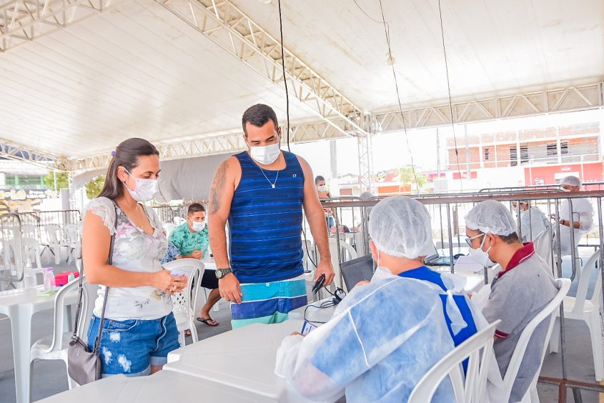 Mariana Alves e Daniel Vítor Lourenço tomaram a dose de reforço no Domingão da Vacina. Foto: Bruno Wesley