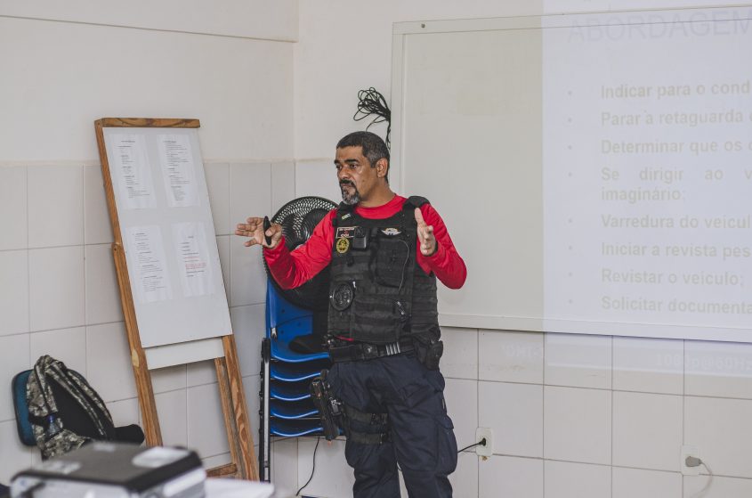 O instrutor do curso, Evandro Sampaio, destacou a importância de ter agentes de segurança sempre capacitados. Foto: Matheus Alves/Ascom Semscs