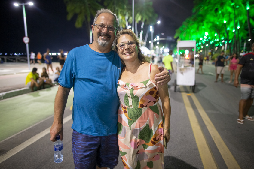 Visitante, Claudia acompanha desfile com esposo.Foto: Alisson Frazão/Secom Maceió