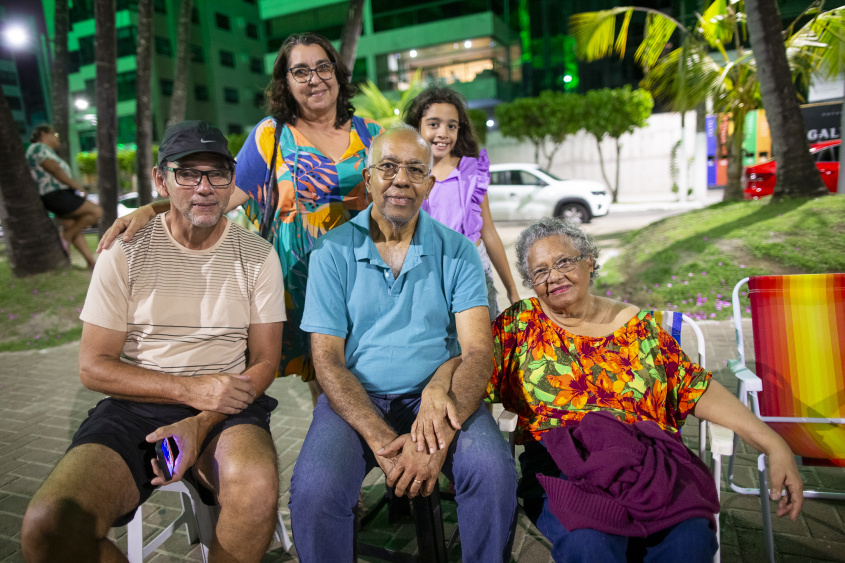 Dona Benedita assiste desfile com parentes. Foto: Alisson Frazão/Secom.Maceió