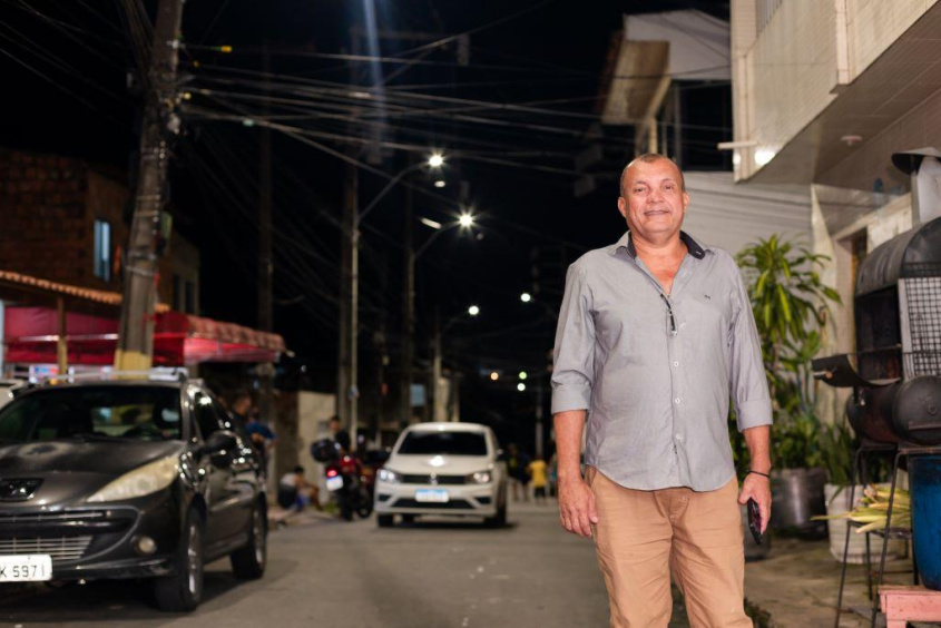 Comerciante Valter Rodrigues elogia melhorias da iluminação. Foto: Victor Vercant/ Secom Maceió