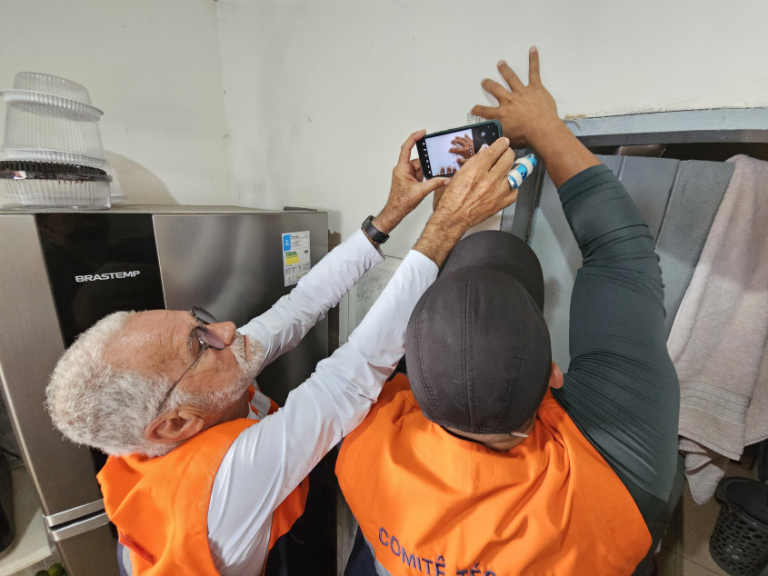 Técnicos analisam patologias encontradas nas residências para verificar se houve avanço do fenômeno. Foto: Beto Macário/ Secom Maceió